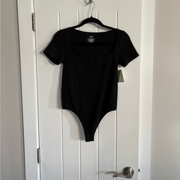 🆕 Ardene Black Seamless Scoop Neck Fitted Bodysuit Cap Sleeve - Picture 3 of 6